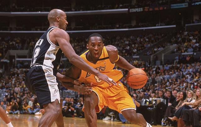 背后故事：球队的艰难转折与逆境成长的简单介绍