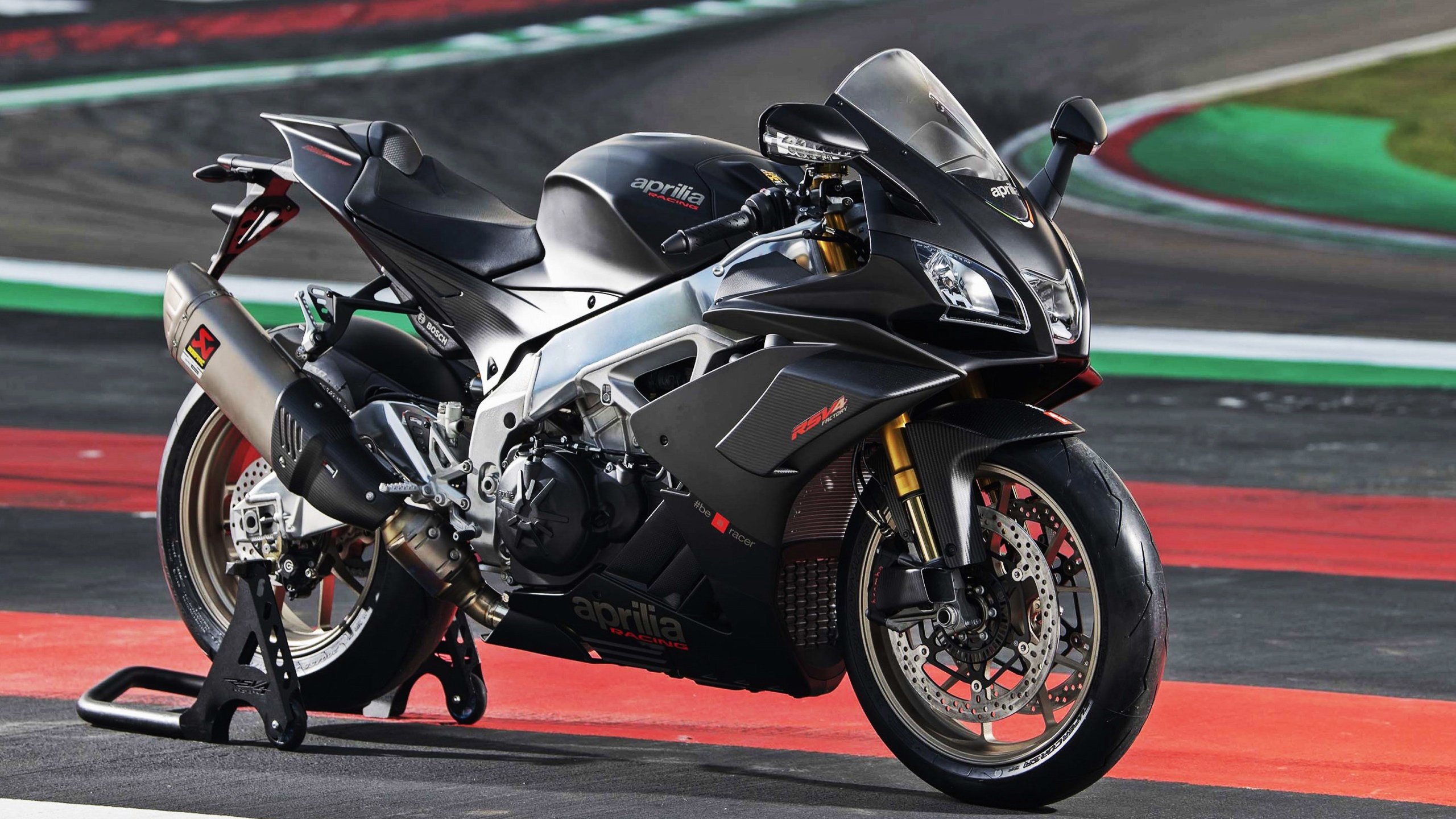 篮球场馆环境绿色改造项目成效显著，篮球场改造工程