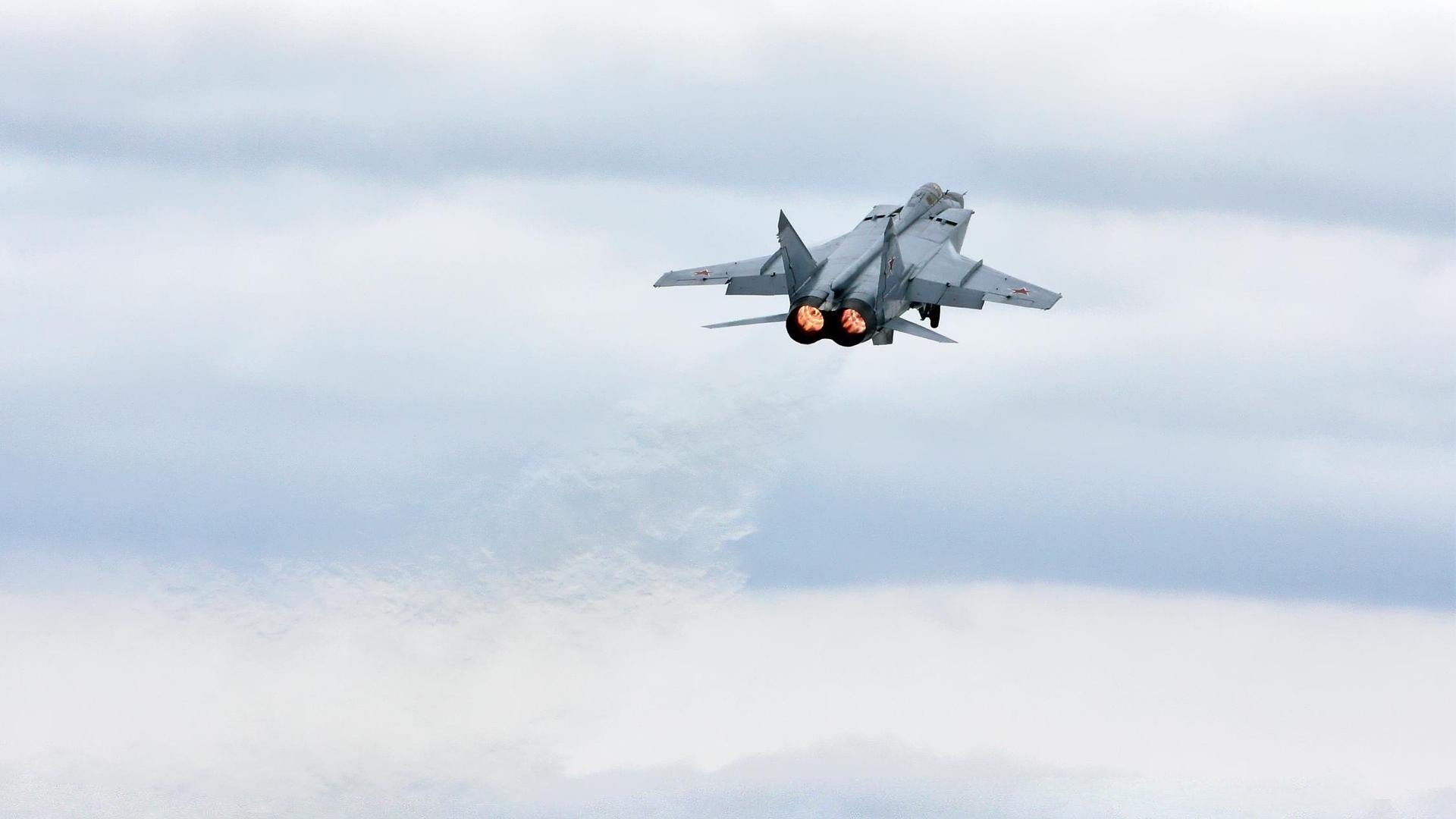 篮球专项体能训练技术创新与应用实践,篮球专项体能训练方案