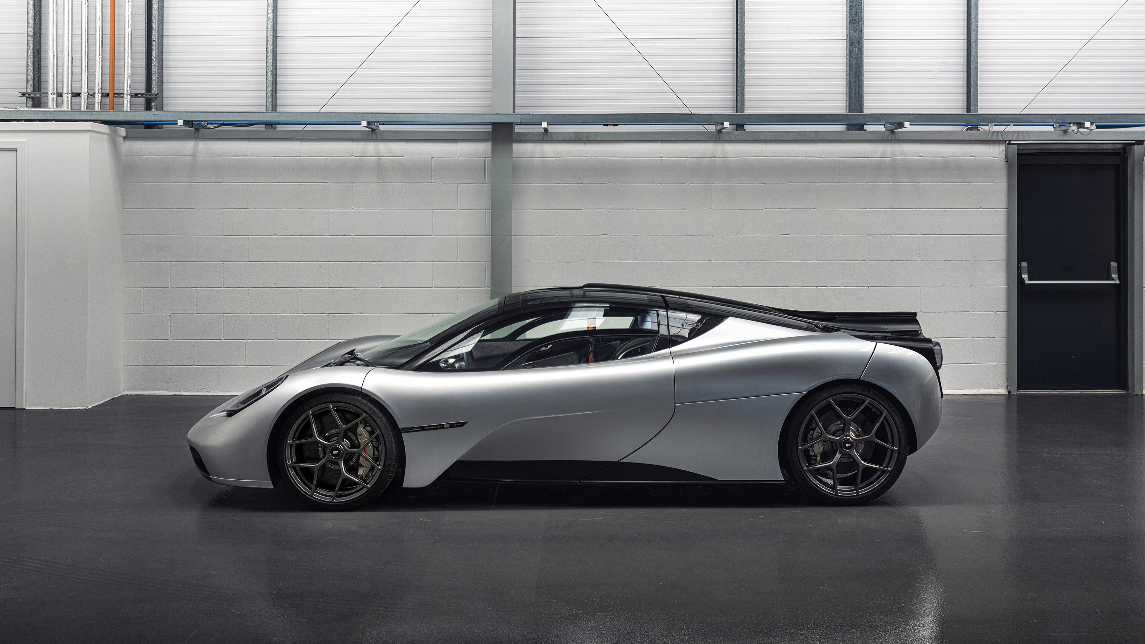 “腰旗式美式橄榄球：东部新区赛场打破传统竞技边界”